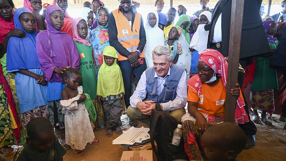 Filippo Grandi visite des élèves dans une école du site de déplacés d'Ardjaniré. 