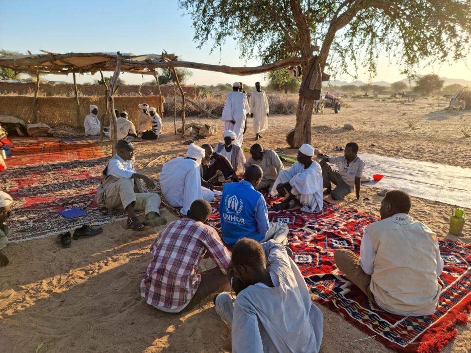 Le personnel du HCR évalue les besoins des personnes touchées par la violence intercommunautaire à Jebel Moon, au Darfour occidental.  