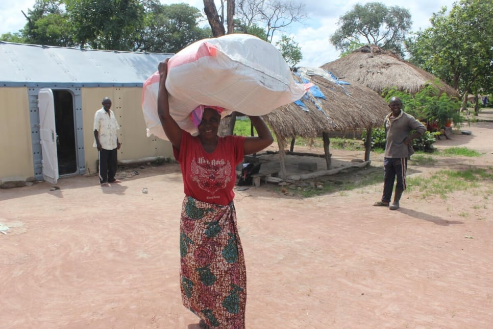 Une femme réfugiée congolaise se prépare à rentrer chez elle en République démocratique du Congo depuis le camp de Mantapala, en Zambie. 