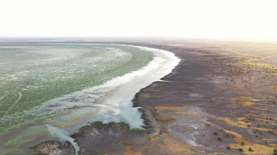 Une vue aérienne du lac Mahmouda en Mauritanie, montrant la décrue des eaux. 