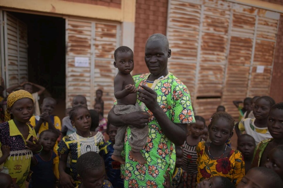 Un père et son enfant dans un centre pour familles déplacées à Ouahigouya, au Burkina Faso.  