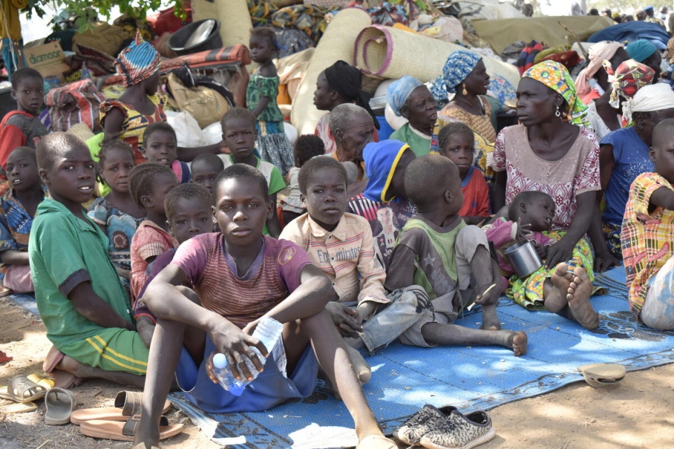 Des réfugiés provenant du Cameroun peu après leur arrivée dans la région du Chari Baguirmi au Tchad, près de la capitale N'Djamena. 