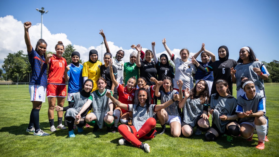 Des réfugiées et des joueuses amateurs de différents pays représentant des équipes de toute l'Europe sont réunies pour une photo de groupe.