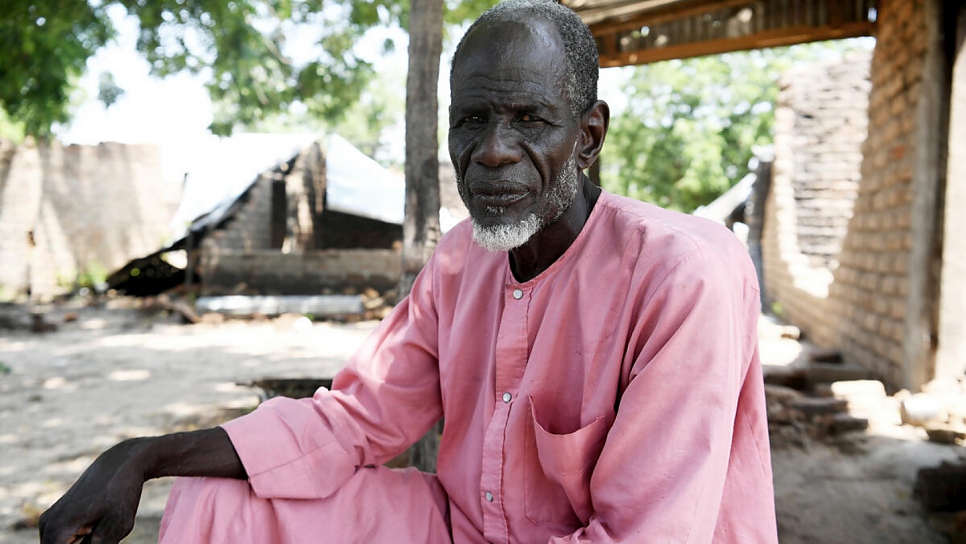 Robert Mati évalue les dégâts causés à son village après qu'il ait été attaqué et incendié lors d'affrontements avec la communauté arabe Choa. 