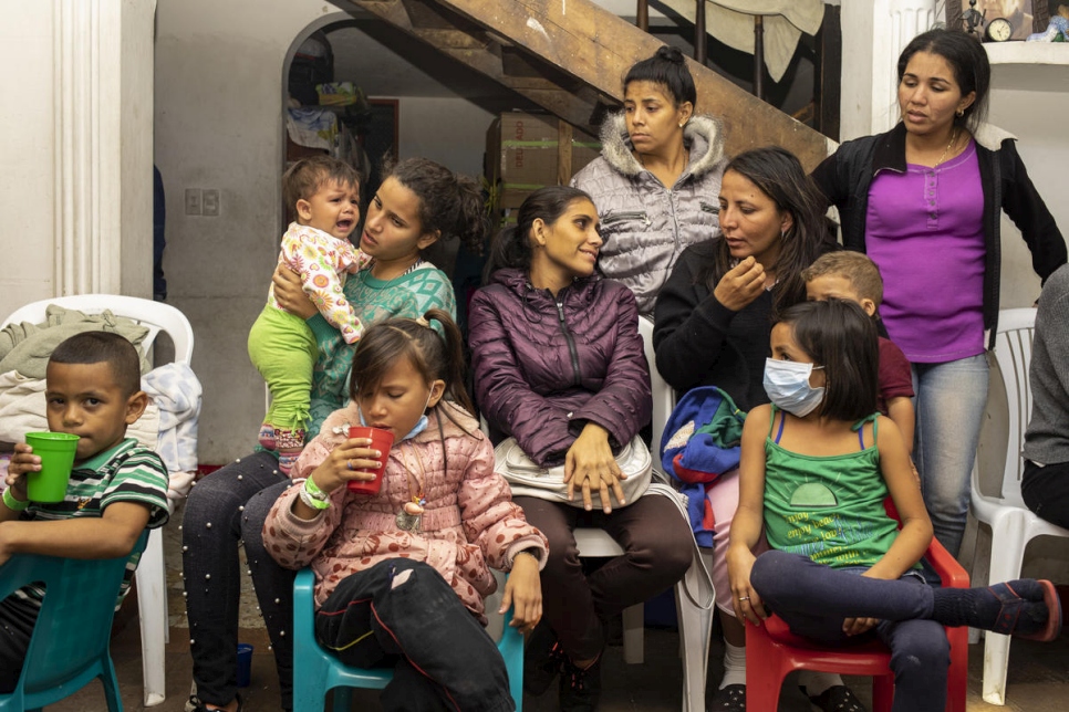 نساء وأطفال فنزويليون يقضون الليلة في منزل مارتا دوكي في بامبلونا، كولومبيا. 