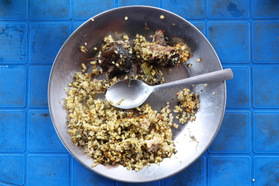 Un plat cuisiné avec des produits locaux provenant des fermes de réfugiés congolais dans l'installation de Lôvua, en Angola. 