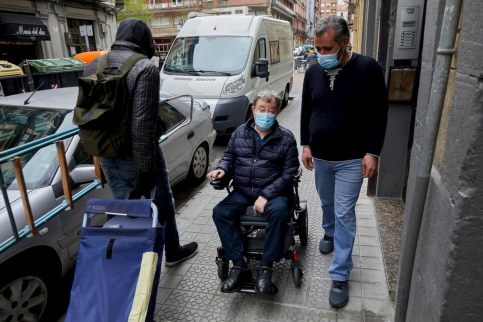 Majid, un réfugié syrien réinstallé à Bilbao, se promène dans la ville en compagnie de son ami et patron Joseba.  