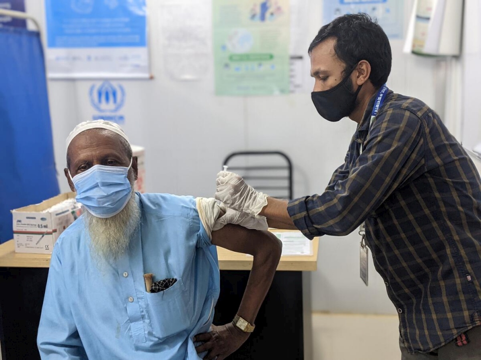 Un réfugié reçoit une dose de vaccin contre le Covid-19. 