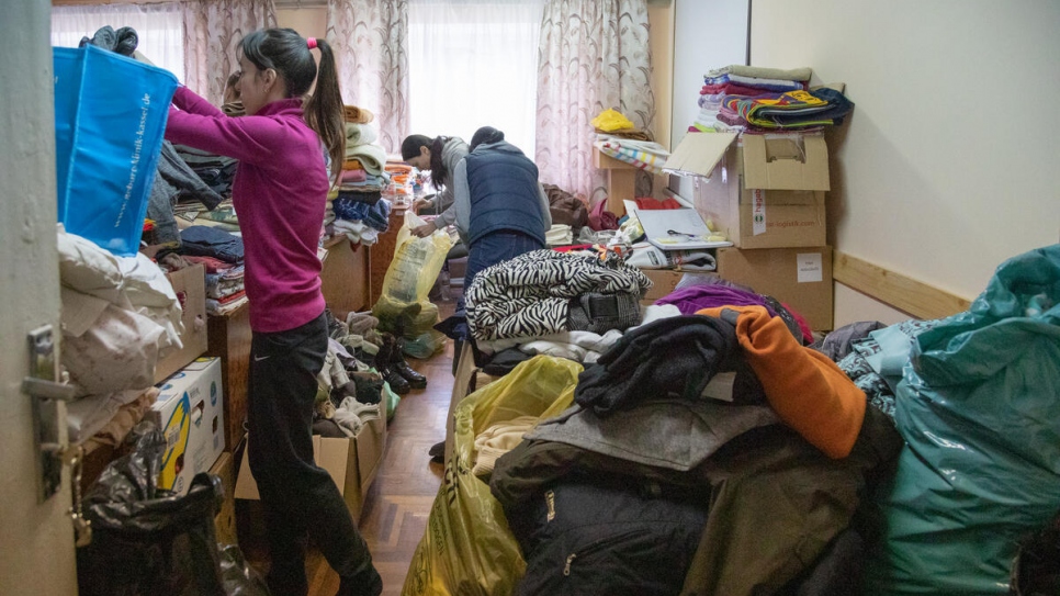 Oleksandra trouve des vêtements chauds pour ses enfants parmi les dons envoyés à l'université d'État de Mukachevo.