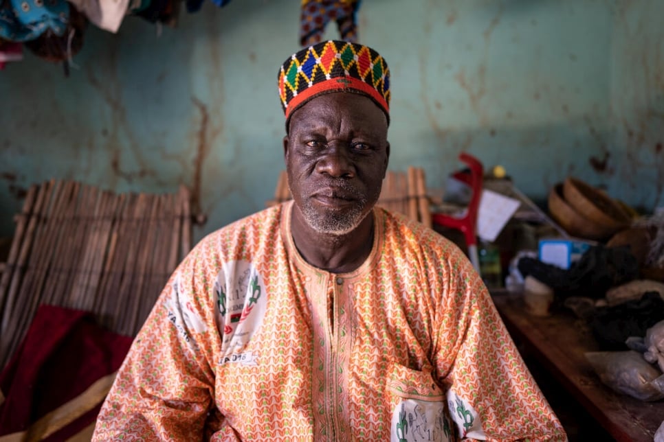 Le chef communautaire Diambendi Madiega, connu par les habitants sous le nom de « Chef-Éléphant », chez lui à Kaya, au Burkina Faso. 