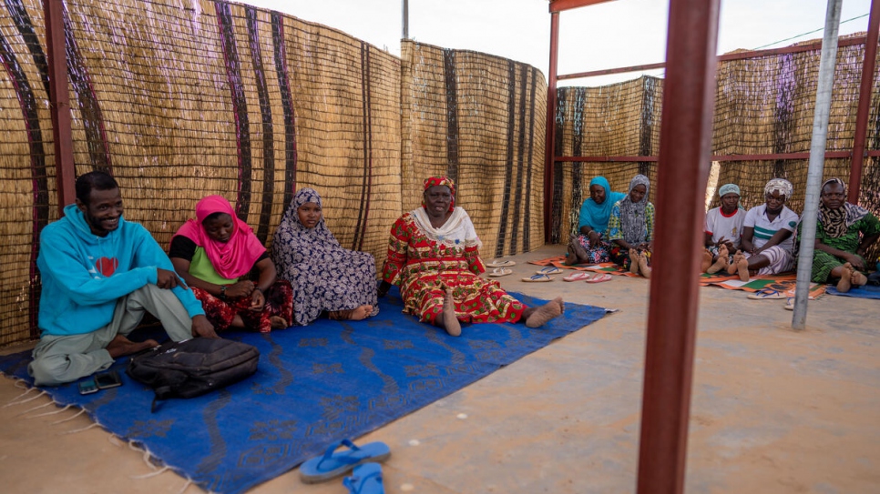 Maiga mène une séance de sensibilisation aux dangers du mariage précoce, en présence de chefs tribaux et de jeunes femmes de sa communauté.