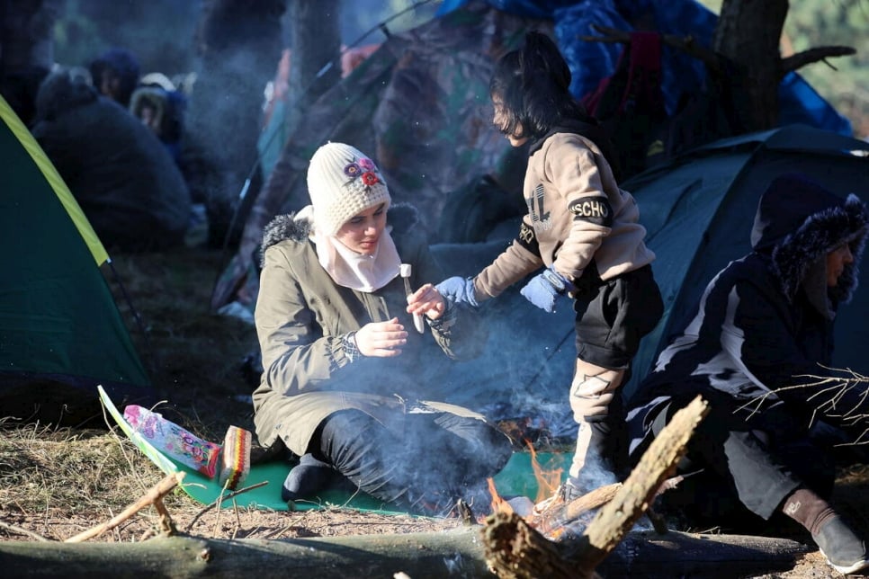 Des personnes déplacées rassemblées à la frontière entre le Bélarus et la Pologne. 