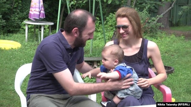 Alexander Shmelev and Svetlana Shmeleva holding their adopted child (file photo)