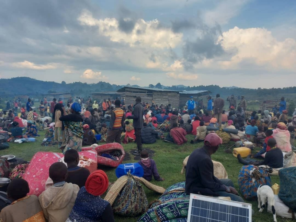 Un groupe de demandeurs d'asile congolais attend au poste frontière de Bunagana après avoir traversé la frontière ougandaise depuis la République démocratique du Congo. 