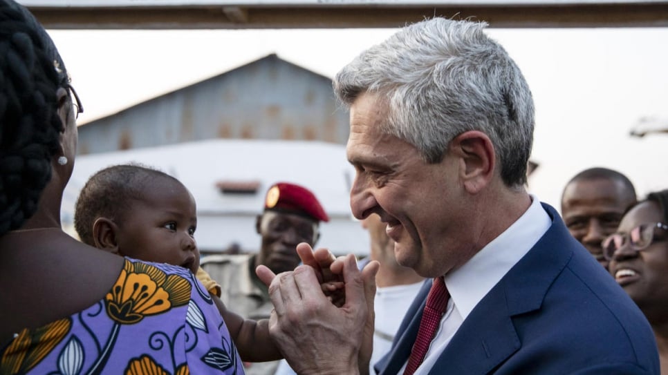 Le Haut Commissaire des Nations Unies pour les réfugiés, Filippo Grandi, s'entretient avec des réfugiés de retour à Bangui, en République centrafricaine.