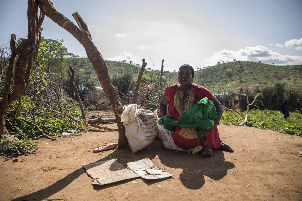  Une réfugiée éthiopienne assise à côté d'un sac de riz remis par les autorités kényanes dans un camp de Moyale, dans le comté de Marsabit, au Kenya. 