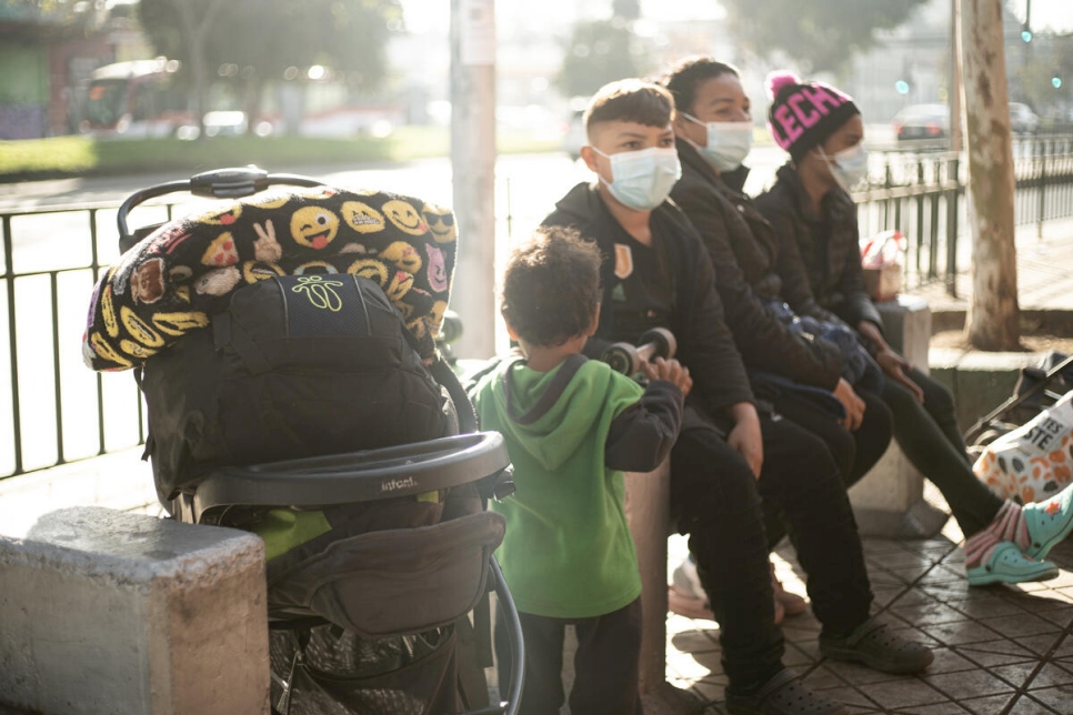 Chile. Venezuelan family without housing faces the arrival of cold winter