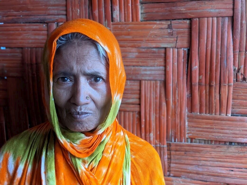 Meher Khatun dans le centre d'apprentissage où elle est hébergée après que l'abri de sa famille a été inondé.  