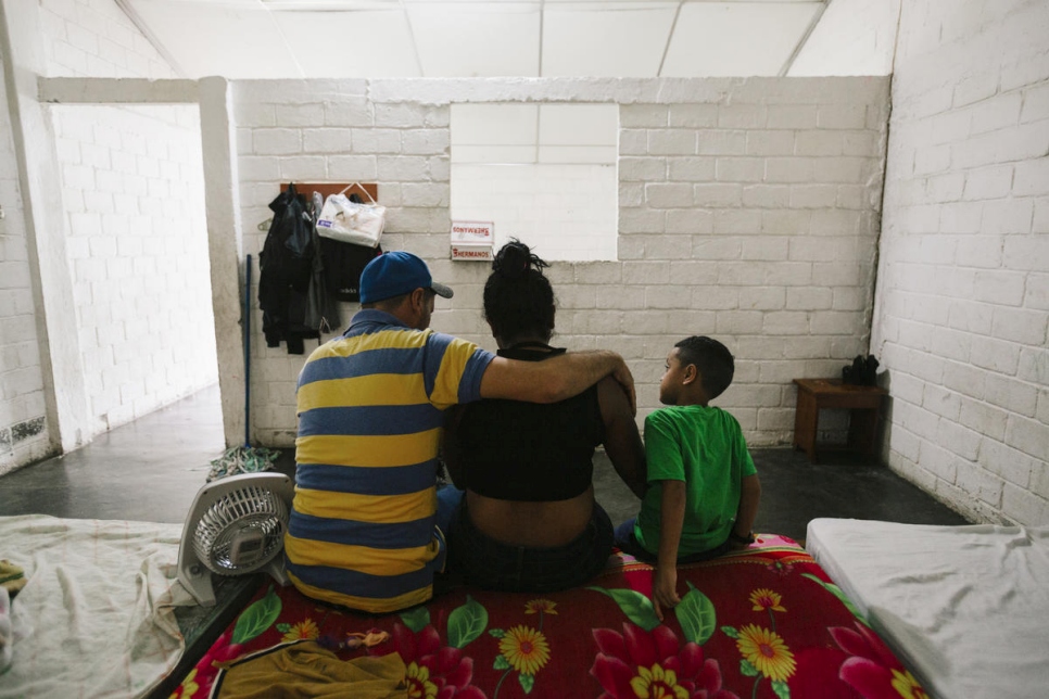 Une famille centraméricaine attend de rencontrer des représentants du Haut-Commissariat des Nations Unies pour les réfugiés dans un refuge à Tapachula, au Mexique, à la fin de l'année dernière. 