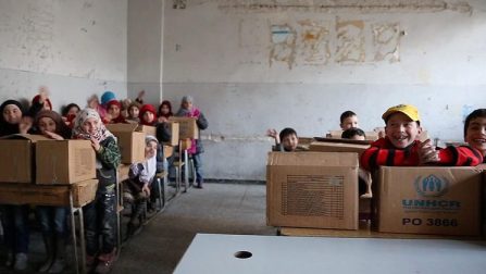 School children in eastern Aleppo receive boxes of winter clothes as UNHCR delivers aid during a temporary ceasefire. © UNHCR