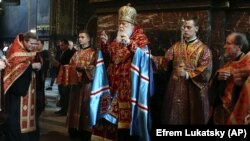 Patriarch Filaret, head of the Ukrainian Orthodox Church of the Kyiv Patriarchate, conducts a service at the Volodymysky Cathedral in Kyiv on October 11.