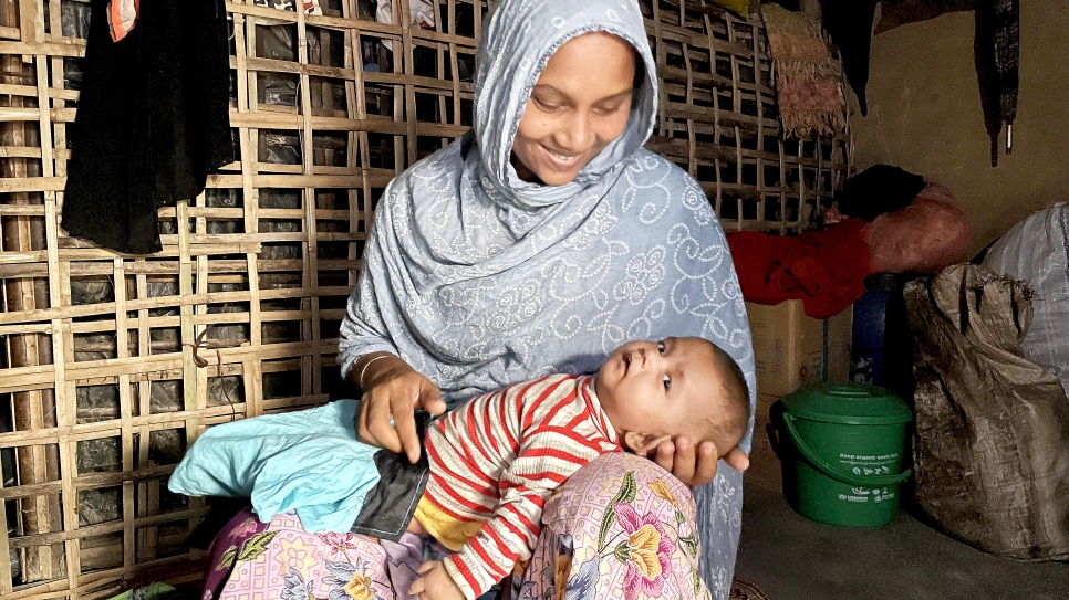 Après avoir perdu leur abri et tous leurs biens dans l'incendie, Rokiya Begum, 27 ans, et sa famille sont hébergés chez sa belle-mère. 