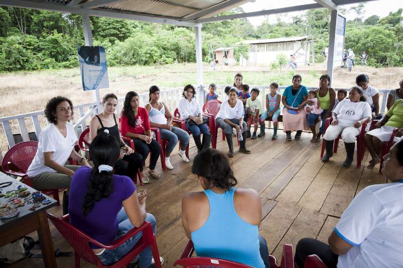 Angelina Jolie (troisième à partir de la gauche) rencontre des membres de la Fondation des femmes dans le village de Providencia. 