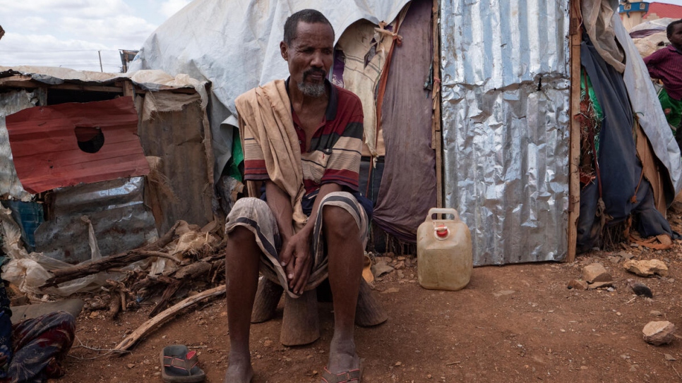 Mohamed Adow Ibrahim, 65 ans, est aveugle mais s'occupe de ses trois petits-enfants depuis que leur père est mort de faim. « Nous avons épuisé nos économies et les gens ont commencé à mourir, alors nous avons dû fuir vers ce camp à Baidoa pour chercher de l'aide », dit-il.  