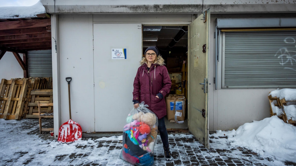 Anna (40 ans), originaire de Wieliczka en Pologne, dépose des vêtements d'hiver et des jouets au centre de soutien de Łagiewnicka Point. 