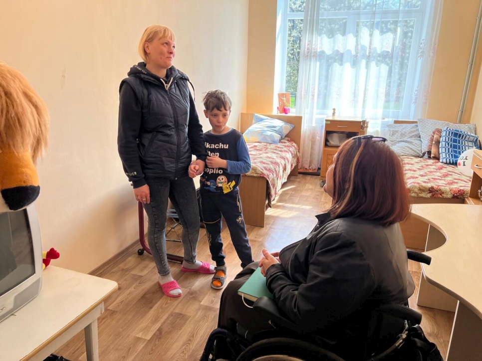 Tetiana s'entretient avec Maryna et son fils Illia, âgé de 8 ans, qui ont trouvé refuge au centre de réhabilitation de Velykyi Bereznyi après avoir fui Sievierodonetsk.  