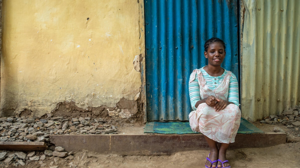 Magartu, une étudiante éthiopienne réfugiée, assise devant un abri du camp de réfugiés de Kakuma, au Kenya. 