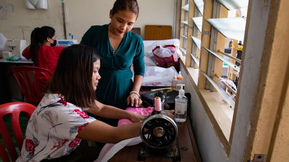 En plus de gérer les groupes de soutien en ligne, Deborah participe à la gestion d'un atelier de couture pour les femmes réfugiées. Les femmes acquièrent des compétences en couture afin de renforcer leur autonomie et de les rendre moins vulnérables à la violence sexiste.