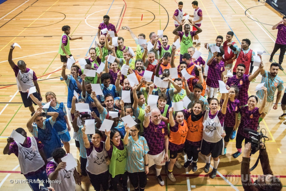 Des réfugiés se joignent à des joueurs locaux, des diplomates et des membres du personnel des Nations Unies au sein d'équipes qui s'affrontent dans un tournoi de football en salle, lors du Forum mondial 2019 sur les réfugiés à Genève.