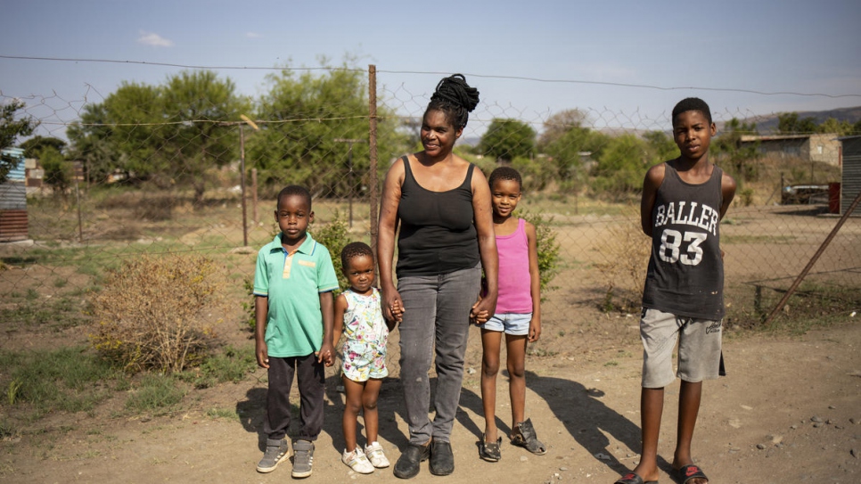 Mpho Modise pose avec ses quatre enfants Amojelang, Keitumetsi, Thabang et Lucky dans la rue de leur quartier à Brits, en Afrique du Sud. 