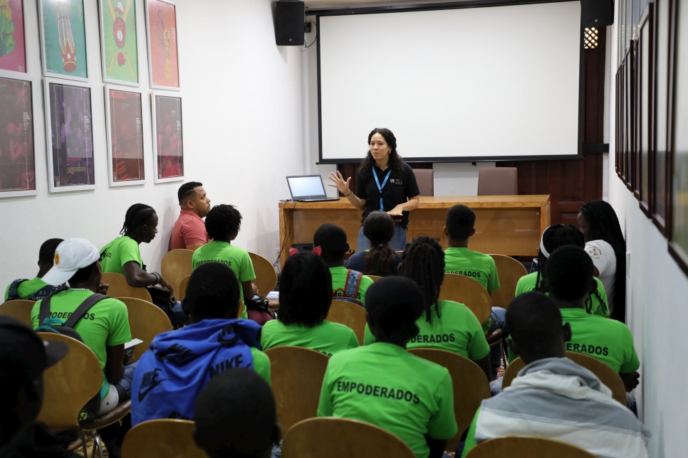 Jóvenes de Fundación La Merced en el cineforo organizado por ACNUR República Dominicana en el Día Mundial del Refugiado.