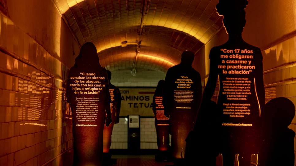 Detalle del pasillo de la estación de metro de Chamberí, en Madrid, con historias reales de personas refugiadas en España y de una persona española que se vio obligada a buscar refugio en el metro durante la guerra civil española. Durante el 20 y 21 de junio, ACNUR transformó la estación en un refugio de guerra para que los visitantes sientan en primera persona la vivencia de millones de personas refugiadas y desplazadas por la guerra, la persecución y las violaciones de derechos humanos.