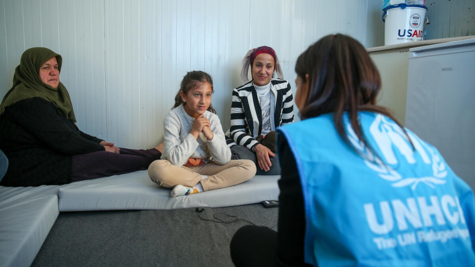 La hija mayor de Ahmet, Merve, le cuenta al personal de ACNUR que aún se siente muy asustada para hablar del terremoto.