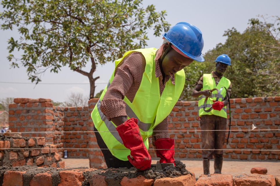 Agnes dice que trabajar en la construcción le ha dado nuevos conocimientos y mejores ingresos para mantener a su familia.