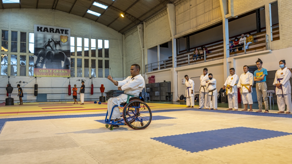 Carlos Acosta, refugiado venezolano, en el momento de realizar la kata durante el entrenamiento de para-karate en Quito.