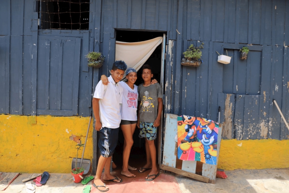 Yohanna con sus hijos en la primera casa alquilada por la familia.