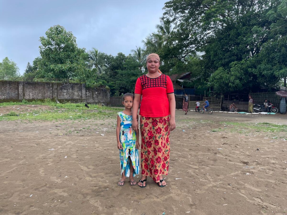 Za Beda, junto a su hija en el campamento para desplazados internos de Basara, cerca de Sittwe, en el estado de Rakáin, Myanmar