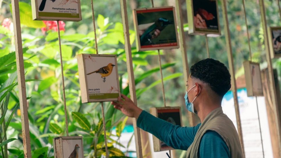 "Amo la naturaleza", comenta Joshua. "Y sé que lo que yo hago es importante no solo para mí, sino para beneficio de todos".