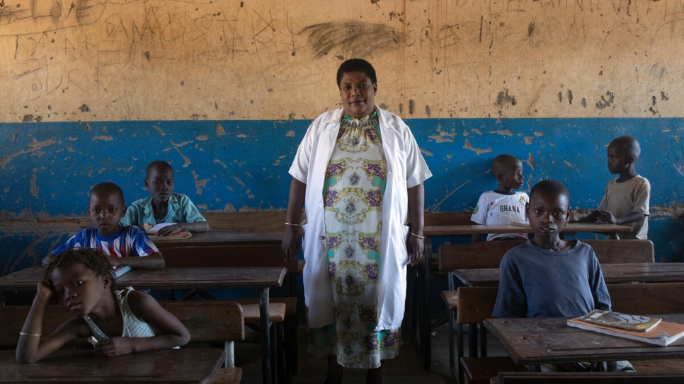 Lucia Tomocene con algunos de sus alumnos en la escuela primaria de Maratane. Tras el ciclón Gombe, les explicó a los niños cómo protegerse durante estos fenómenos meteorológicos extremos. "Escucharon con atención, pero les preocupa que vuelva a ocurrir", comenta.