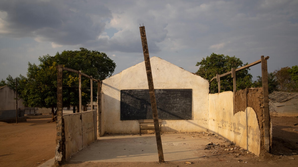 El ciclón dañó cuatro aulas de la escuela primaria de Maratane, forzando a que los niños recibieran las clases en el patio de la escuela. ACNUR proporcionó una tienda de campaña para dar algunas clases y se espera que las autoridades reconstruyan las aulas con material más resistente en los próximos meses.