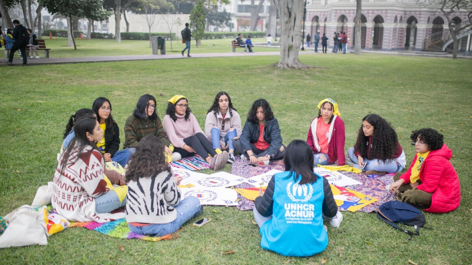 Jóvenes venezolanas y peruanas durante un taller organizado por Quinta Ola.