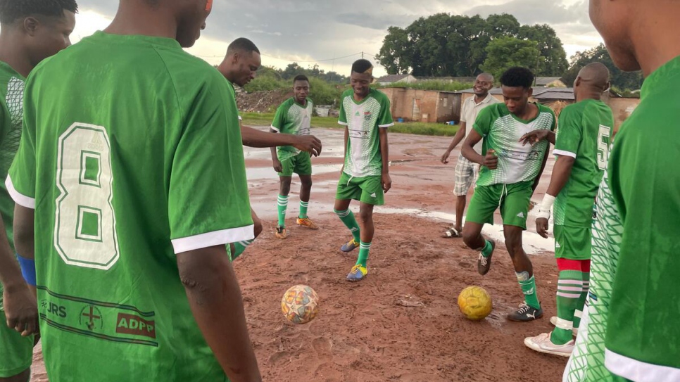 Jugadores del Club de Fútbol Plural de Lôvua asistieron a una sesión de práctica en Dundo.