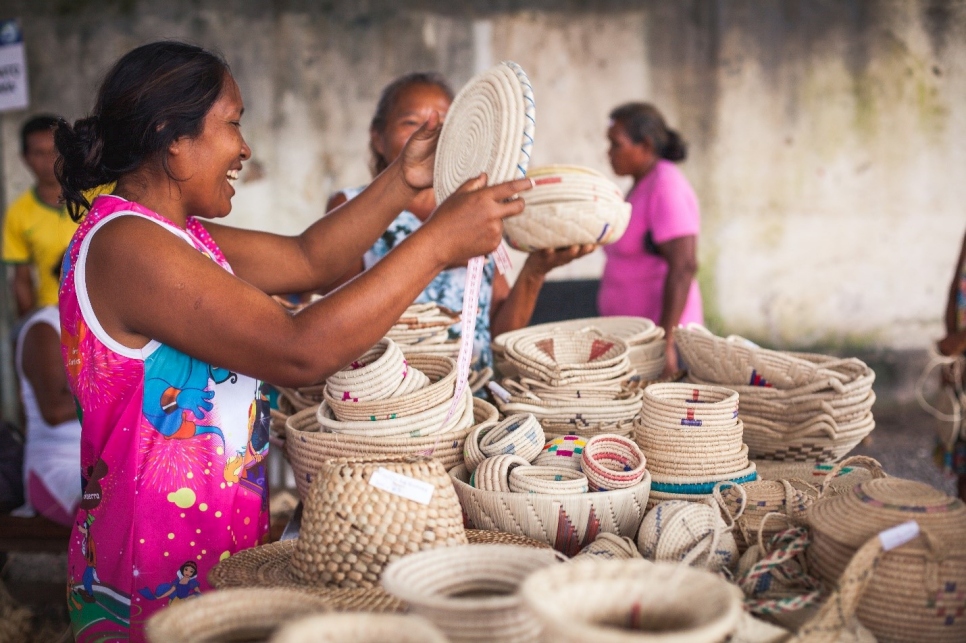 Un proyecto de ACNUR apoya a las poblaciones indígenas refugiadas en Brasil estructurando una cadena de valor para sus artesanías.