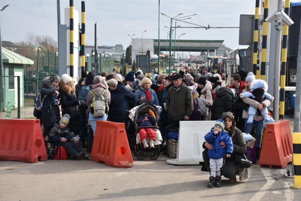 Personas refugiadas entrando en Polonia desde Ucrania en el puesto fronterizo de Medyka.