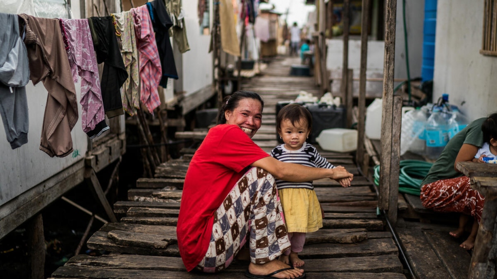 Une mère issue de la communauté Sama Bajau et sa fille à Zamboanga, aux Philippines. De nombreux marins indigènes vivent dans des habitations sur pilotis. 