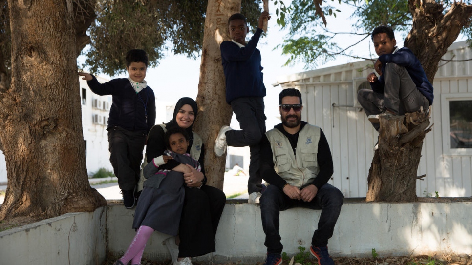 Le personnel et les enfants posent pour une photo dans l'enceinte du GDF